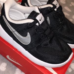 Nike Roshes Toddler Sz 9C